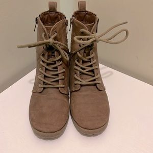 Mia girl combat style boot size 3, cognac color